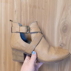 PRATESI Chic Tan Leather Ankle Boot, Size 40
